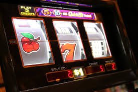 Interface meja dealer langsung blackjack dan roulette di aplikasi mobile ikan4d
